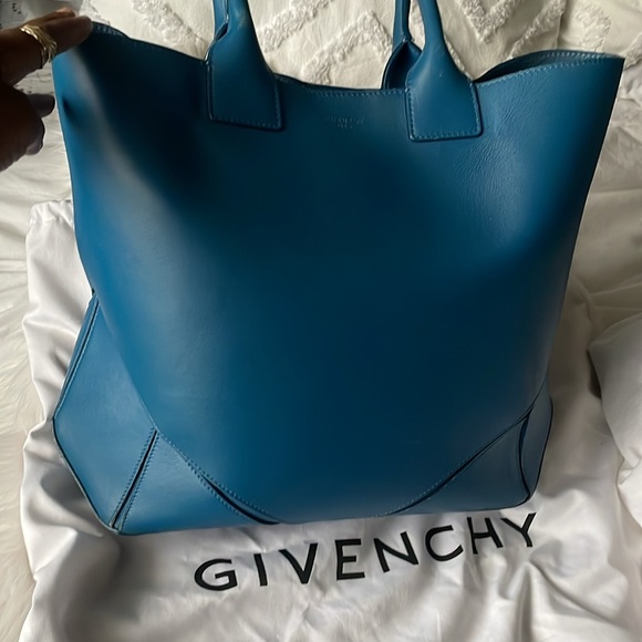REDUCED! ⬇️GIVENCHY Easy Tote Bag - Picture 8 of 16